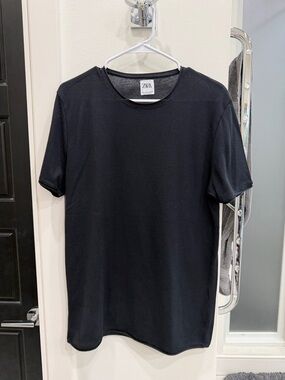 Zara Men’s Black Short-Sleeve Crew Neck Tee